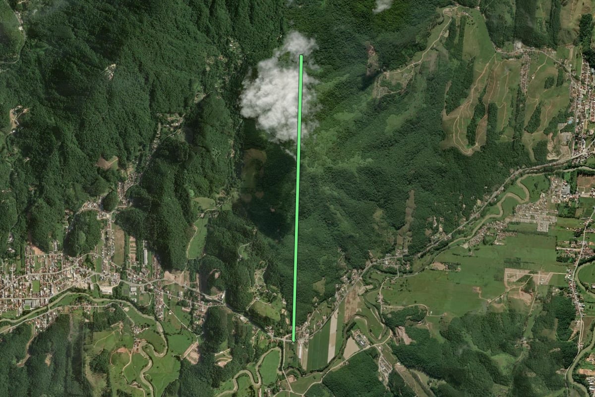 Imagem de satélite do imóvel rural em Nova Trento (SC), com o contorno declarado no CAR desenhado por cima.