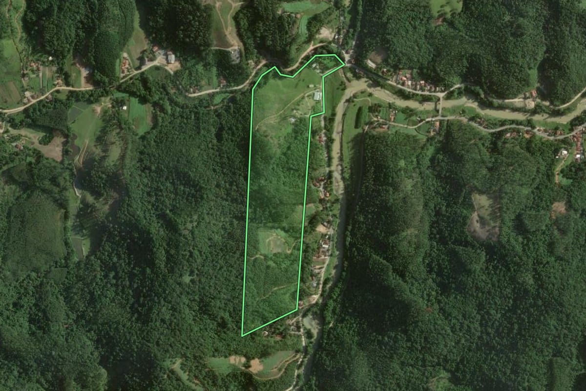 Imagem de satélite do imóvel rural em Nova Trento (SC), com o contorno declarado no CAR desenhado por cima.