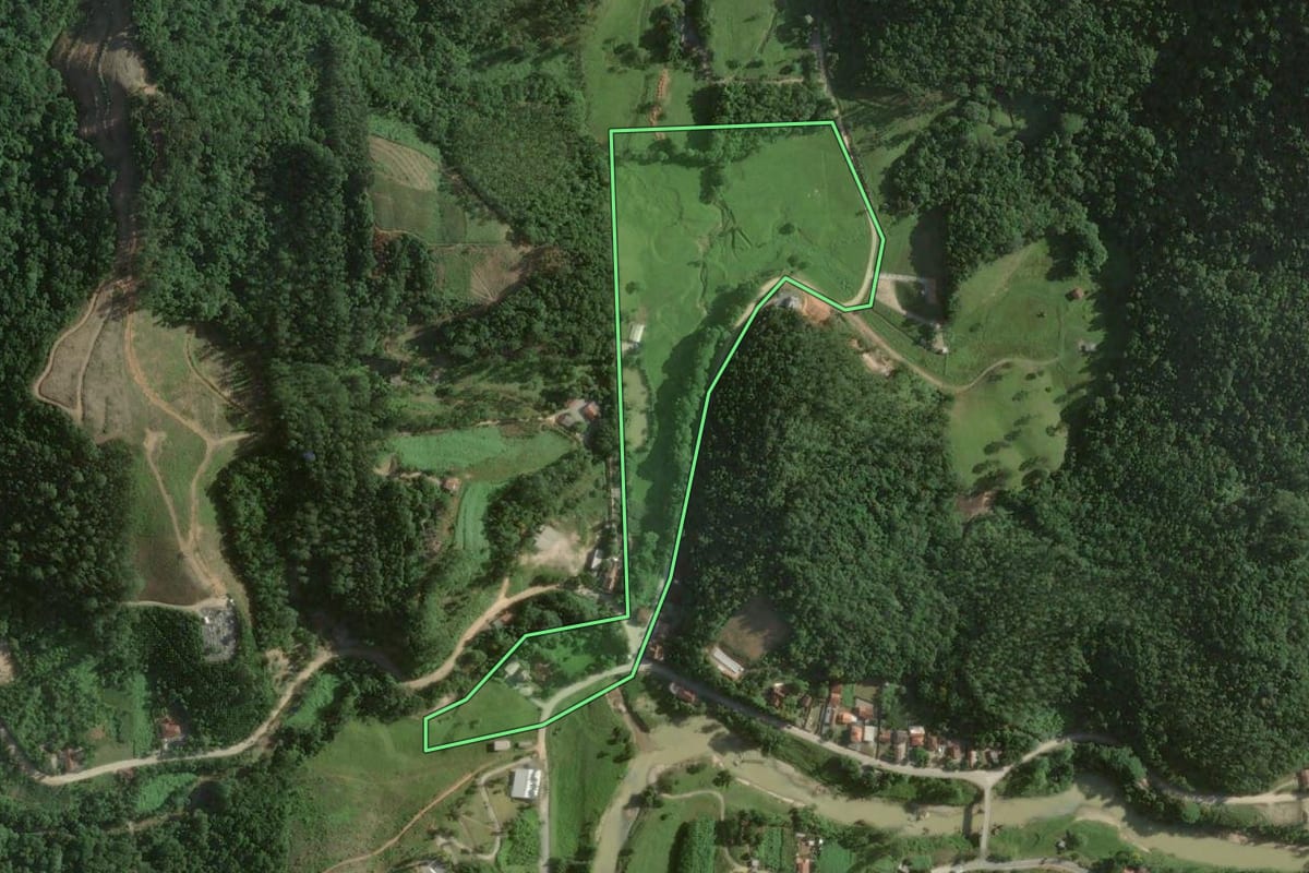 Imagem de satélite do imóvel rural em Nova Trento (SC), com o contorno declarado no CAR desenhado por cima.