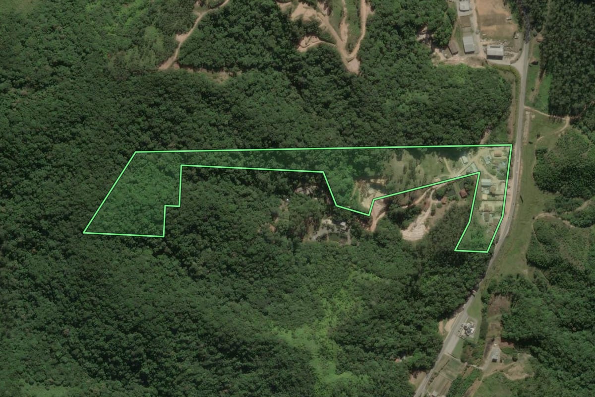 Imagem de satélite do imóvel rural em Nova Trento (SC), com o contorno declarado no CAR desenhado por cima.
