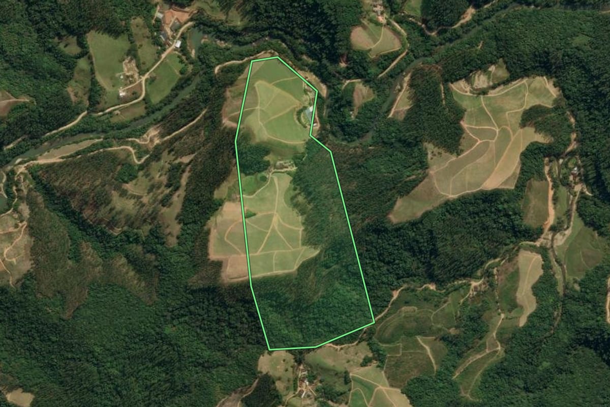 Imagem de satélite do imóvel rural em Nova Trento (SC), com o contorno declarado no CAR desenhado por cima.