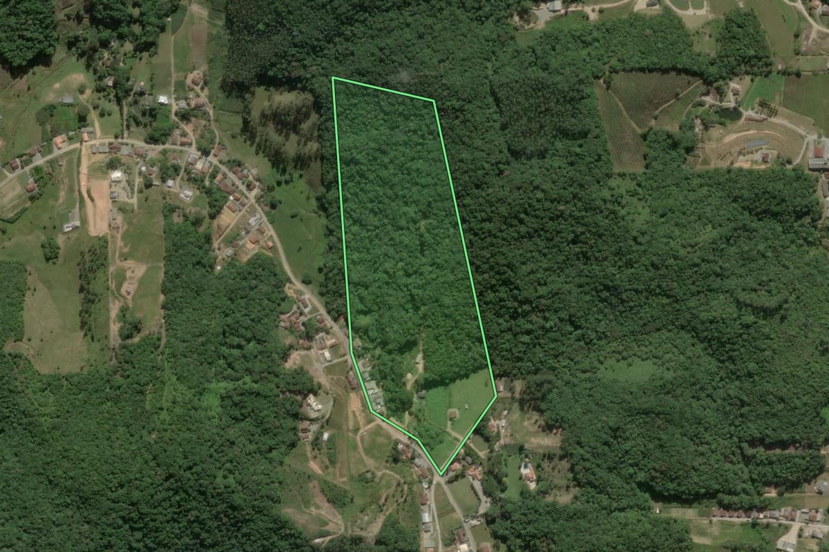 Imagem de satélite do imóvel rural em Nova Trento (SC), com o contorno declarado no CAR desenhado por cima.