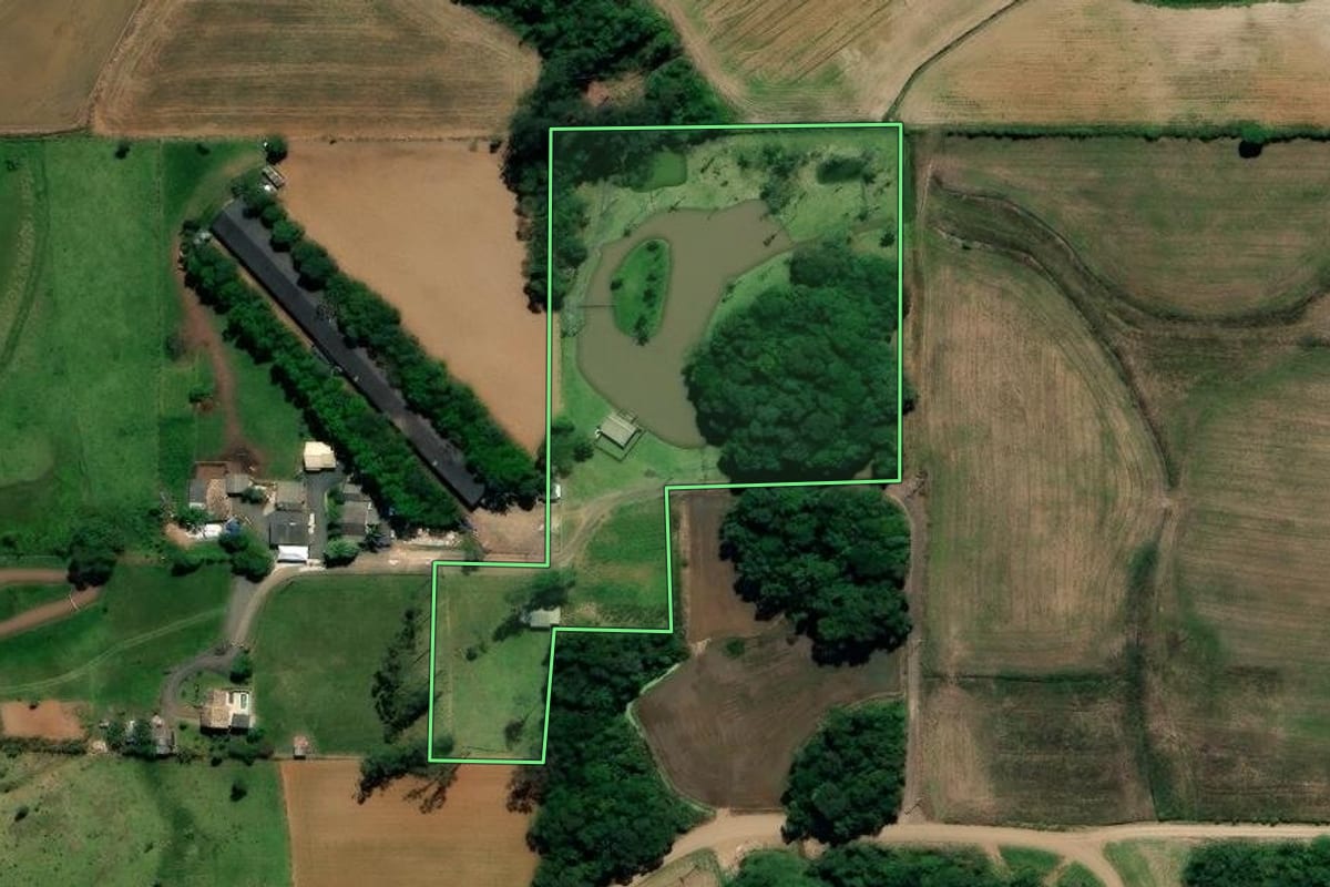 Imagem de satélite do imóvel rural em Nova Veneza (SC), com o contorno declarado no CAR desenhado por cima.