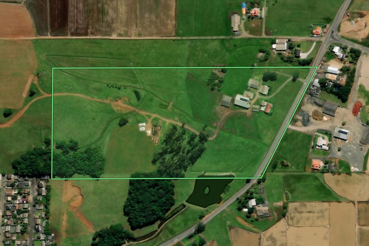 Imagem de satélite do imóvel rural em Nova Veneza (SC), com o contorno declarado no CAR desenhado por cima.