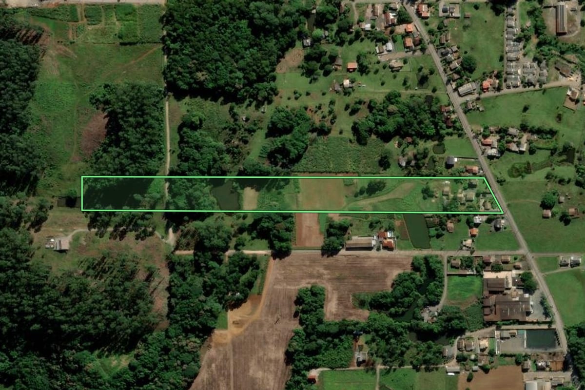 Imagem de satélite do imóvel rural em Nova Veneza (SC), com o contorno declarado no CAR desenhado por cima.