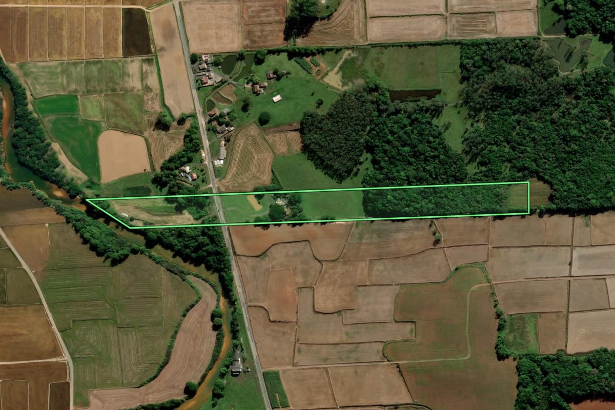Imagem de satélite do imóvel rural em Nova Veneza (SC), com o contorno declarado no CAR desenhado por cima.