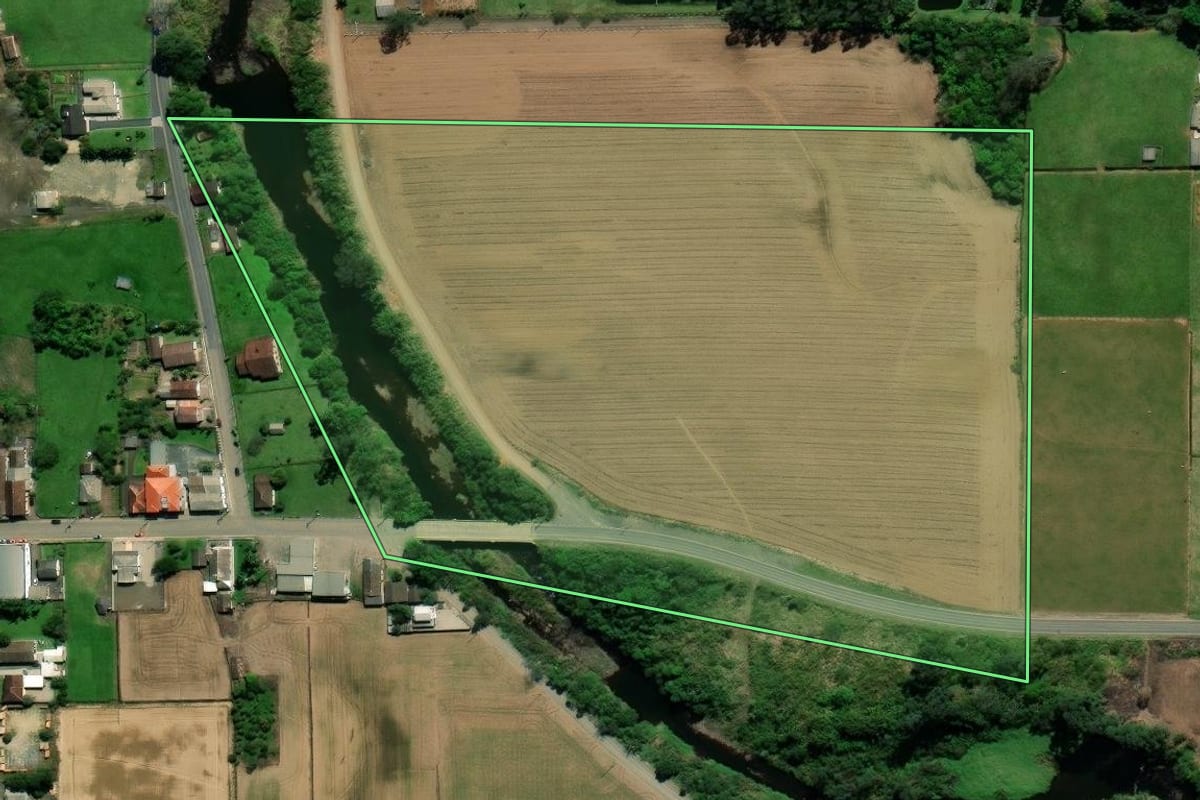 Imagem de satélite do imóvel rural em Nova Veneza (SC), com o contorno declarado no CAR desenhado por cima.