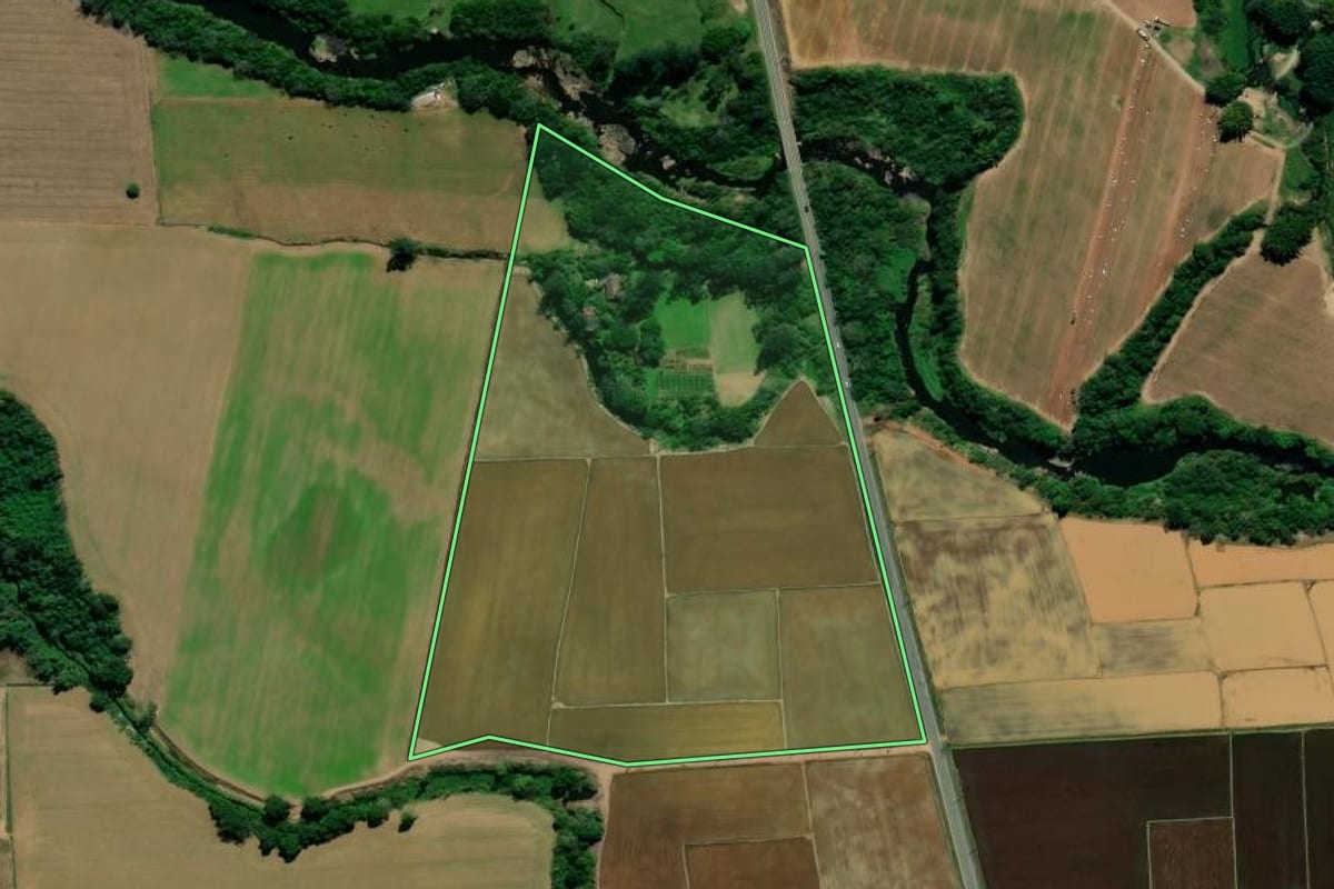 Imagem de satélite do imóvel rural em Nova Veneza (SC), com o contorno declarado no CAR desenhado por cima.