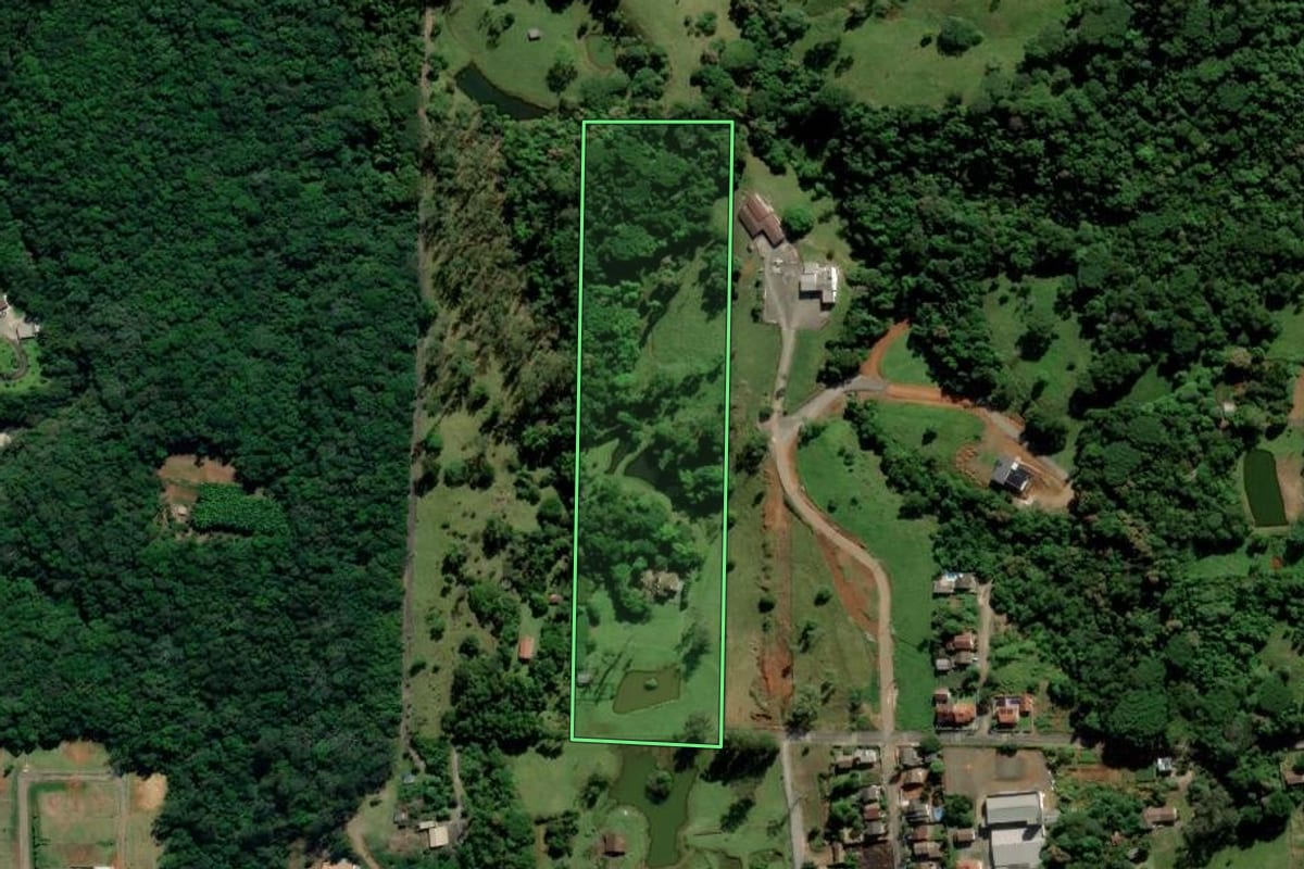 Imagem de satélite do imóvel rural em Nova Veneza (SC), com o contorno declarado no CAR desenhado por cima.