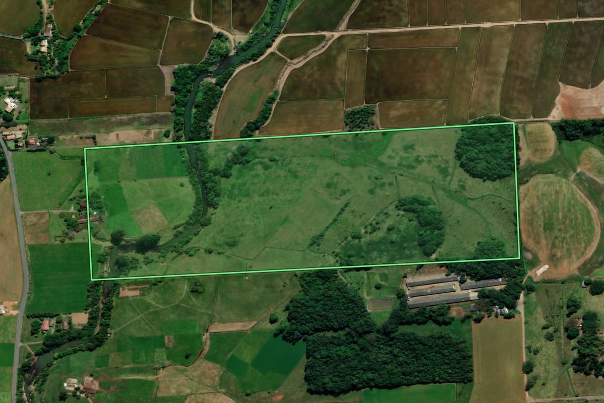 Imagem de satélite do imóvel rural em Nova Veneza (SC), com o contorno declarado no CAR desenhado por cima.