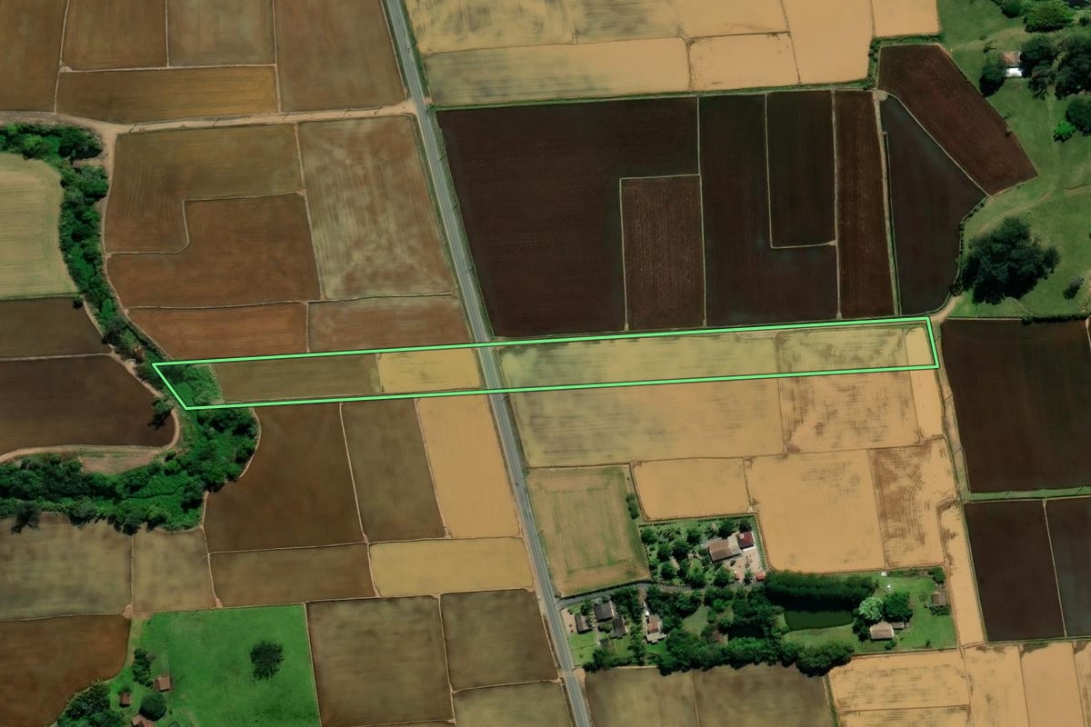 Imagem de satélite do imóvel rural em Nova Veneza (SC), com o contorno declarado no CAR desenhado por cima.