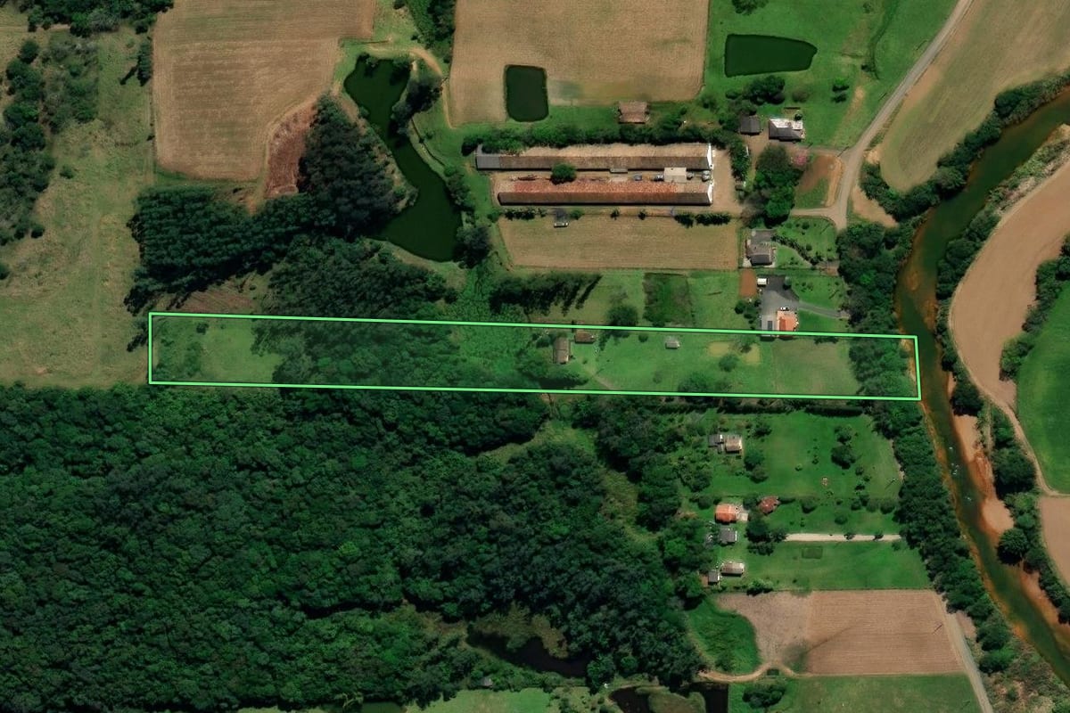 Imagem de satélite do imóvel rural em Nova Veneza (SC), com o contorno declarado no CAR desenhado por cima.