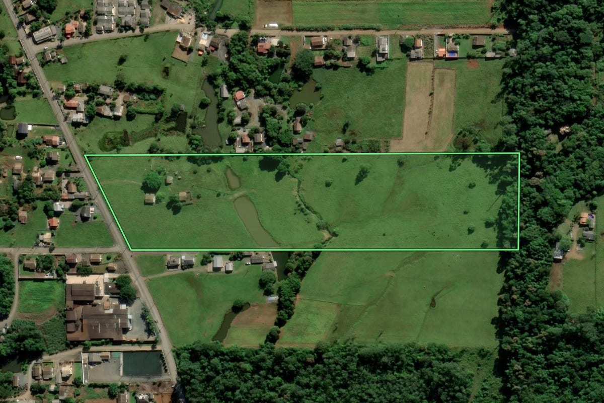 Imagem de satélite do imóvel rural em Nova Veneza (SC), com o contorno declarado no CAR desenhado por cima.