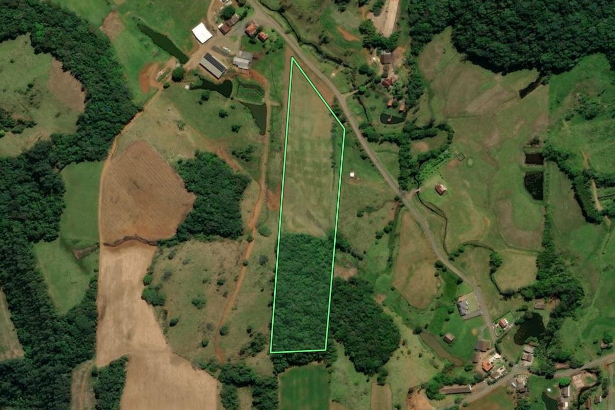 Imagem de satélite do imóvel rural em Nova Veneza (SC), com o contorno declarado no CAR desenhado por cima.
