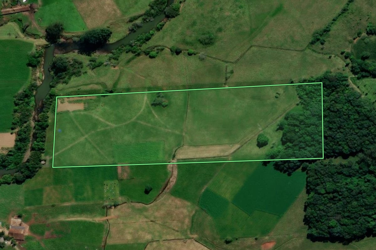 Imagem de satélite do imóvel rural em Nova Veneza (SC), com o contorno declarado no CAR desenhado por cima.