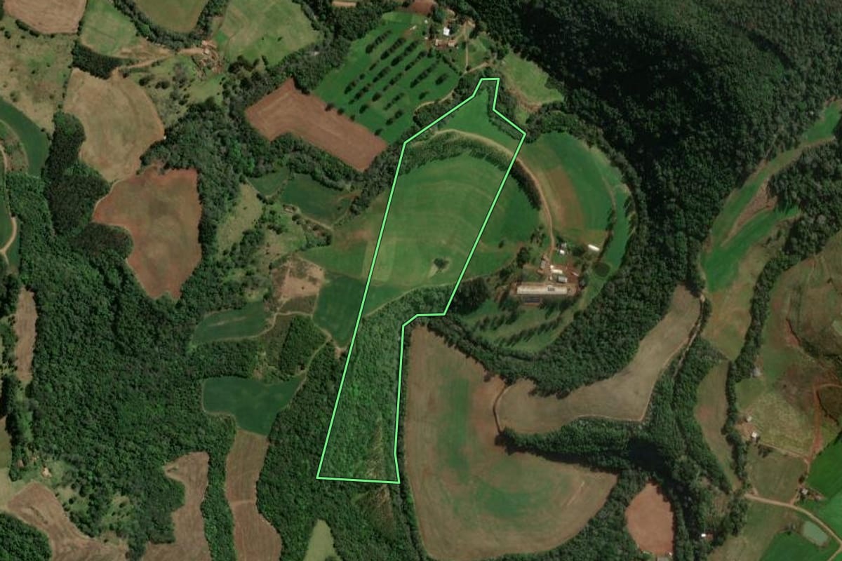 Imagem de satélite do imóvel rural em Novo Horizonte (SC), com o contorno declarado no CAR desenhado por cima.