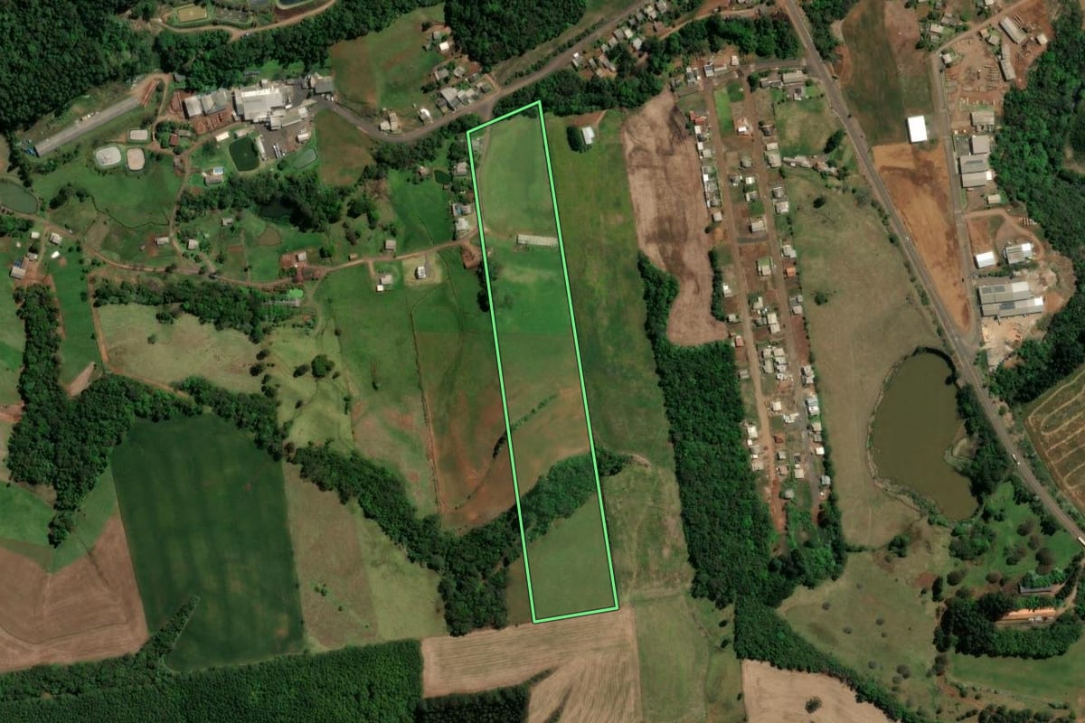 Imagem de satélite do imóvel rural em Novo Horizonte (SC), com o contorno declarado no CAR desenhado por cima.