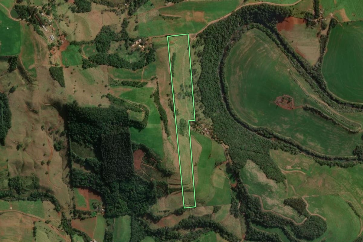 Imagem de satélite do imóvel rural em Novo Horizonte (SC), com o contorno declarado no CAR desenhado por cima.