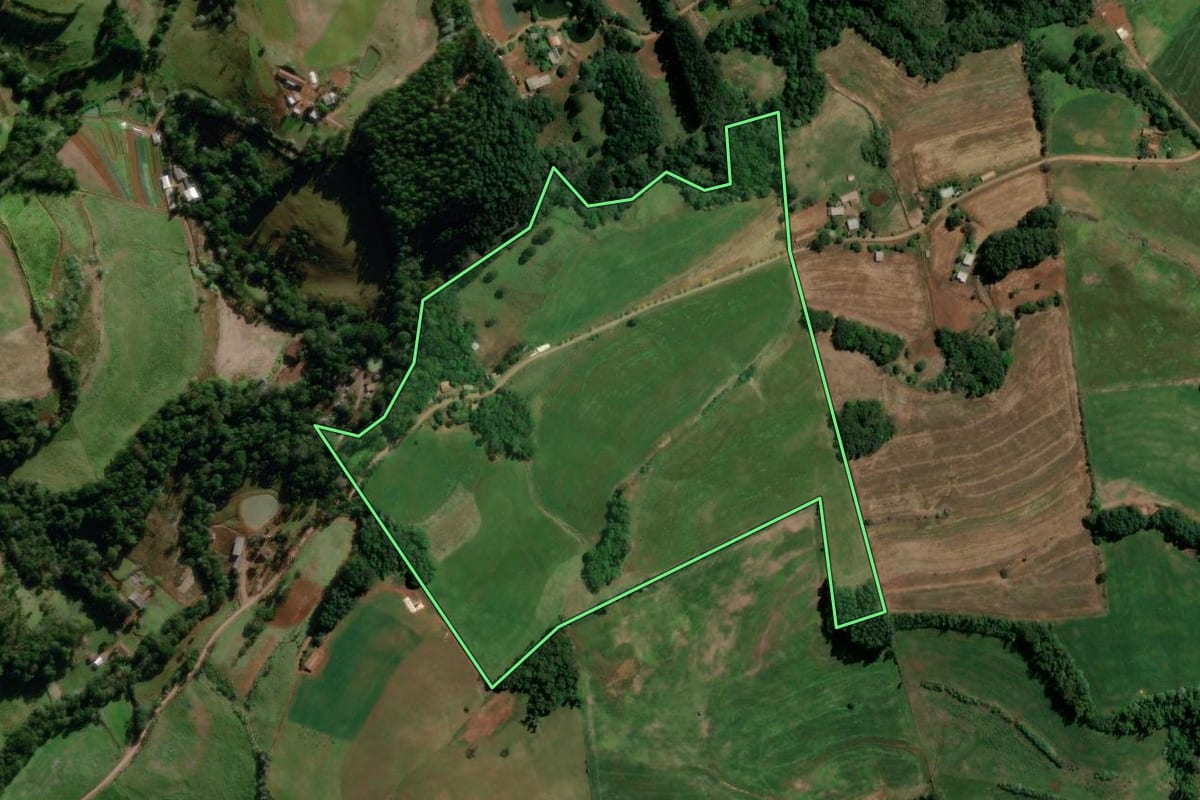 Imagem de satélite do imóvel rural em Novo Horizonte (SC), com o contorno declarado no CAR desenhado por cima.