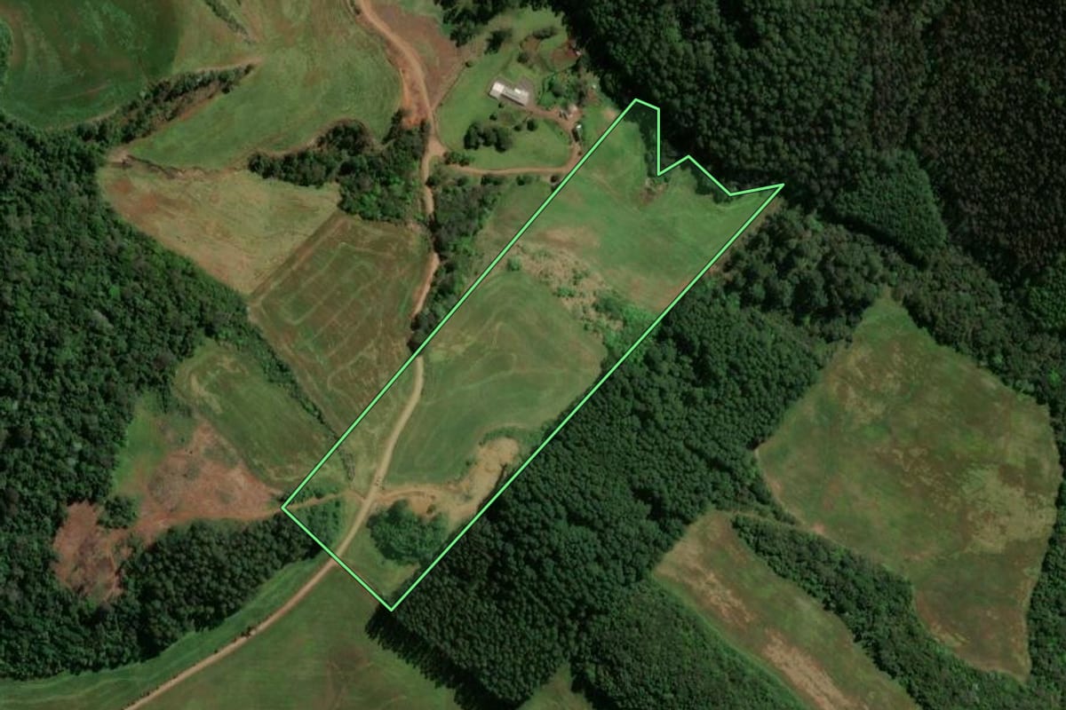 Imagem de satélite do imóvel rural em Novo Horizonte (SC), com o contorno declarado no CAR desenhado por cima.