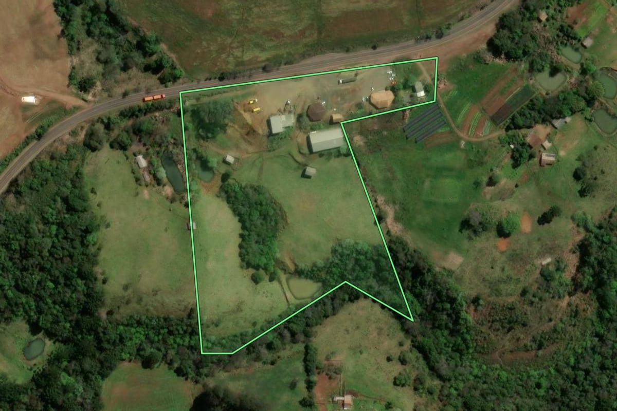 Imagem de satélite do imóvel rural em Novo Horizonte (SC), com o contorno declarado no CAR desenhado por cima.