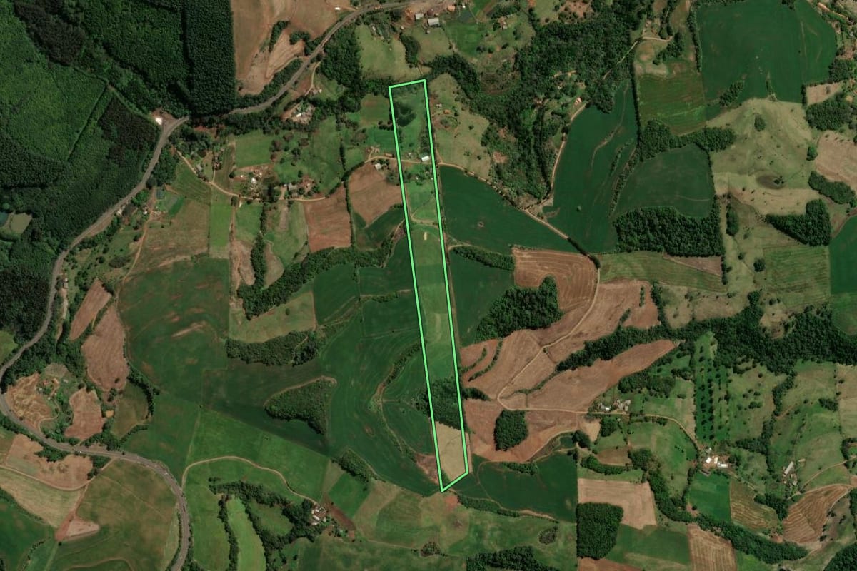 Imagem de satélite do imóvel rural em Novo Horizonte (SC), com o contorno declarado no CAR desenhado por cima.