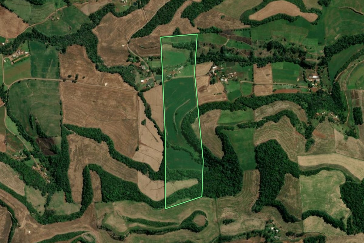 Imagem de satélite do imóvel rural em Novo Horizonte (SC), com o contorno declarado no CAR desenhado por cima.