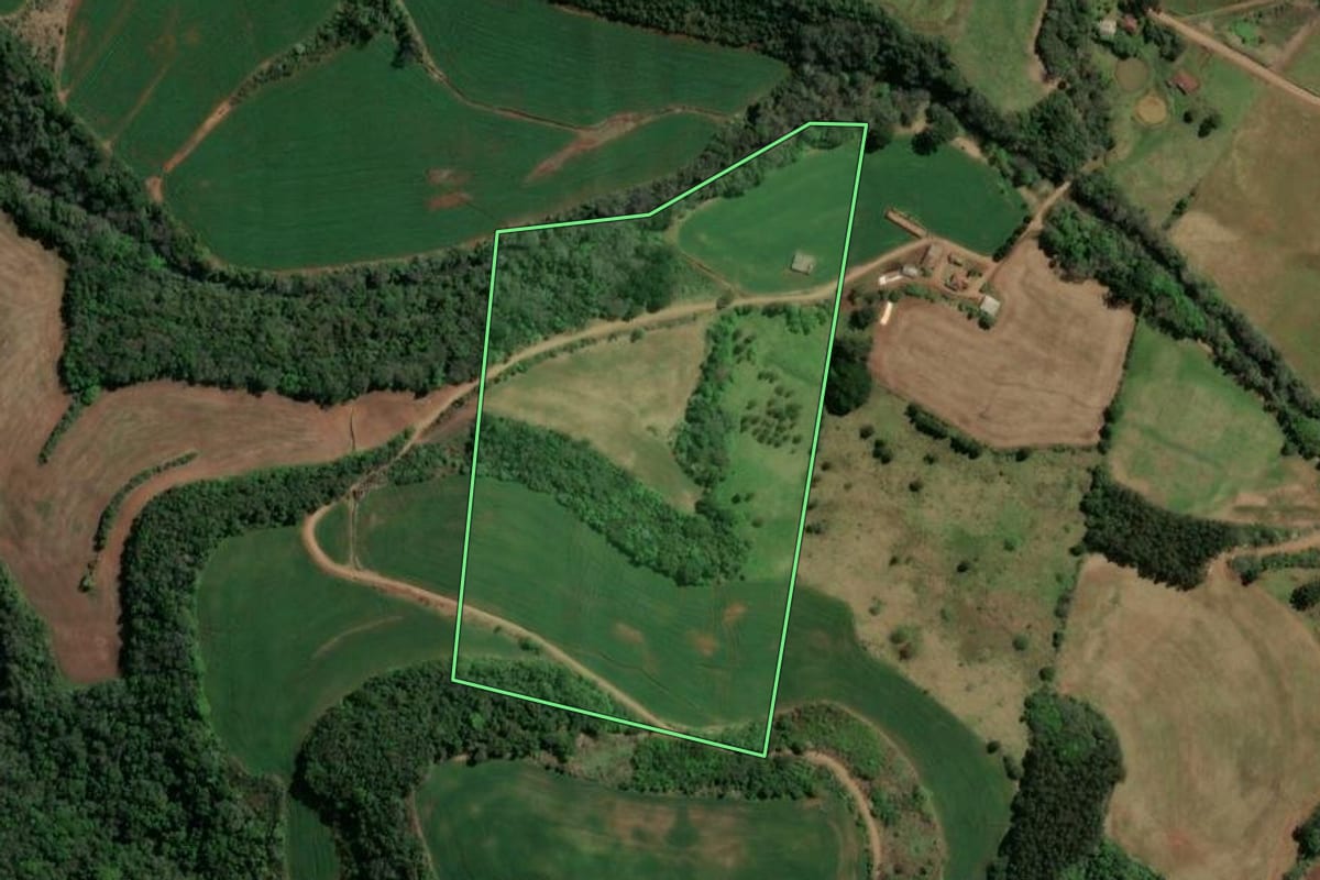 Imagem de satélite do imóvel rural em Novo Horizonte (SC), com o contorno declarado no CAR desenhado por cima.