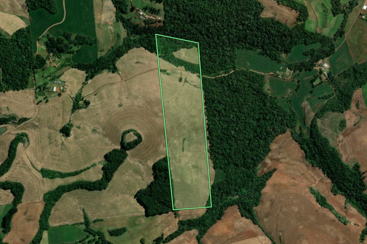 Imagem de satélite do imóvel rural em Novo Horizonte (SC), com o contorno declarado no CAR desenhado por cima.