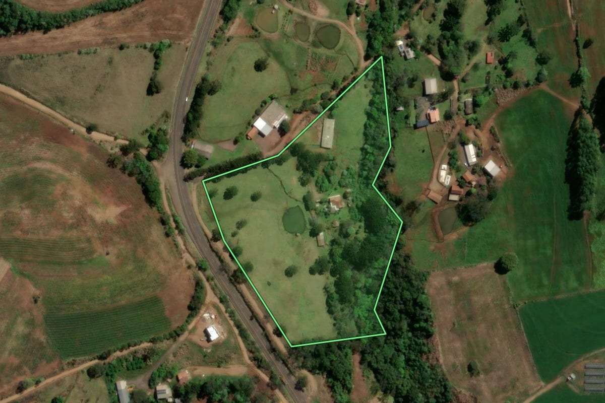 Imagem de satélite do imóvel rural em Novo Horizonte (SC), com o contorno declarado no CAR desenhado por cima.