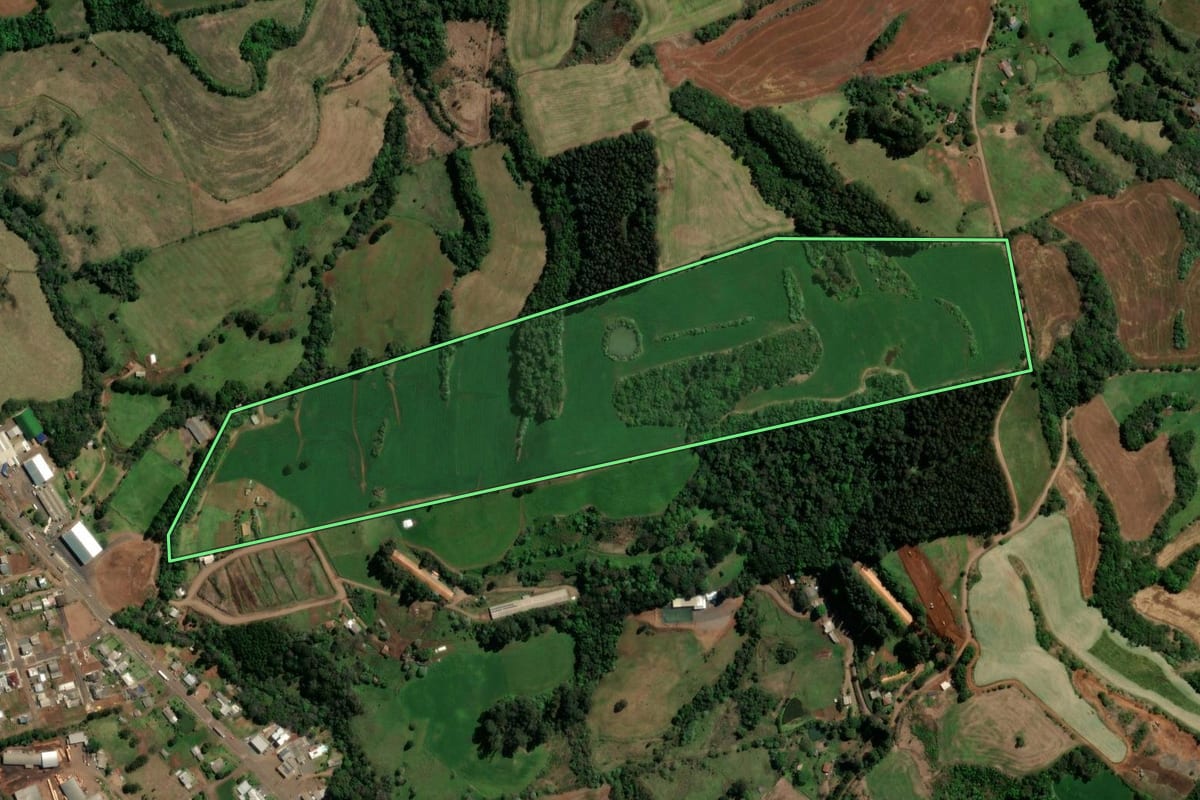 Imagem de satélite do imóvel rural em Novo Horizonte (SC), com o contorno declarado no CAR desenhado por cima.