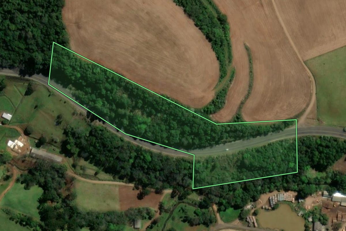 Imagem de satélite do imóvel rural em Novo Horizonte (SC), com o contorno declarado no CAR desenhado por cima.