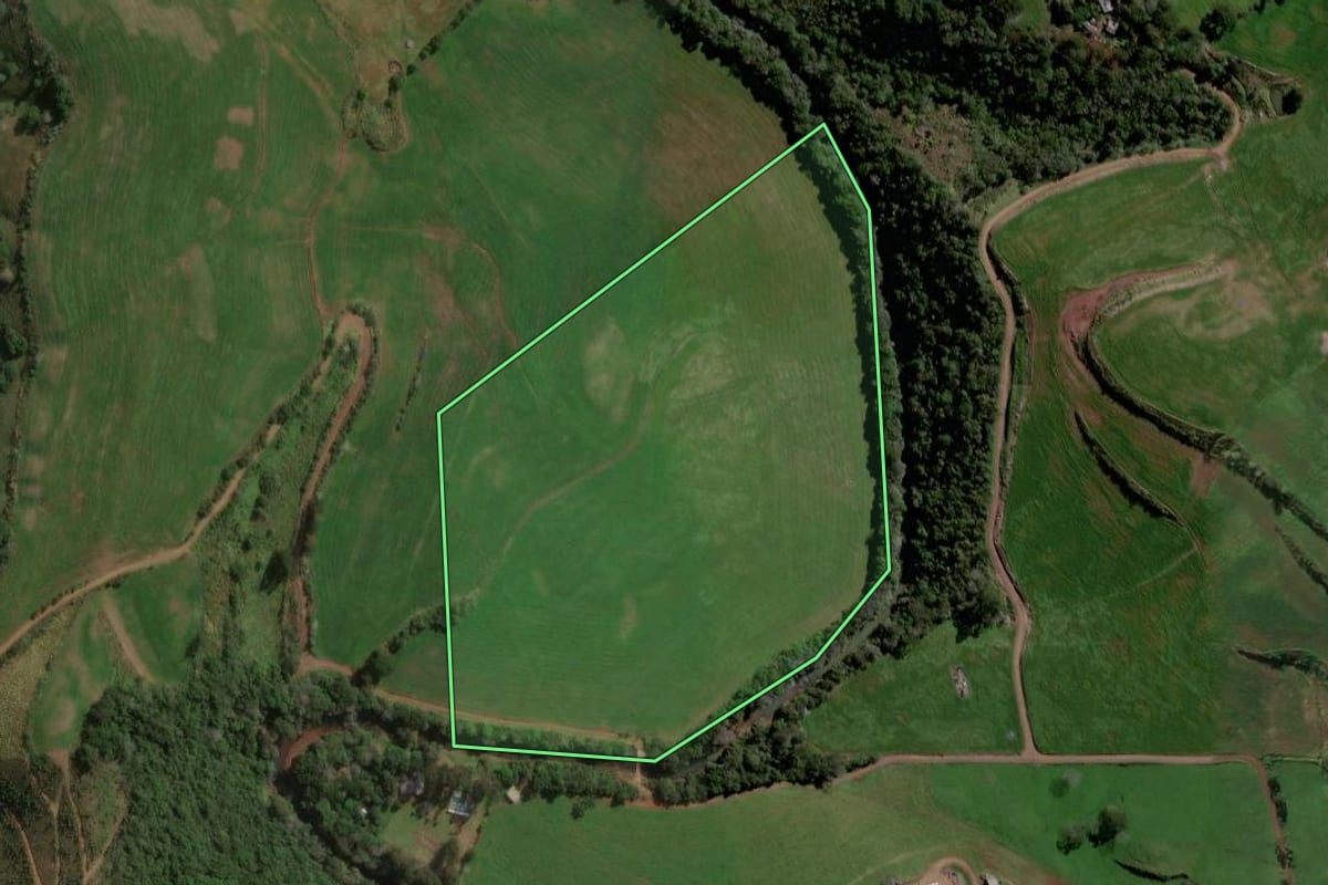 Imagem de satélite do imóvel rural em Novo Horizonte (SC), com o contorno declarado no CAR desenhado por cima.