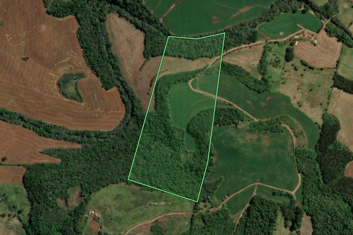 Imagem de satélite do imóvel rural em Novo Horizonte (SC), com o contorno declarado no CAR desenhado por cima.