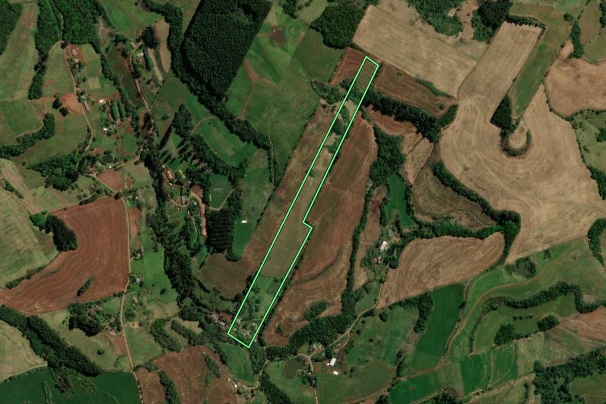 Imagem de satélite do imóvel rural em Novo Horizonte (SC), com o contorno declarado no CAR desenhado por cima.
