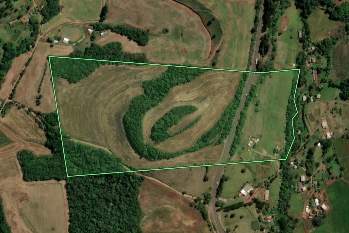 Imagem de satélite do imóvel rural em Novo Horizonte (SC), com o contorno declarado no CAR desenhado por cima.