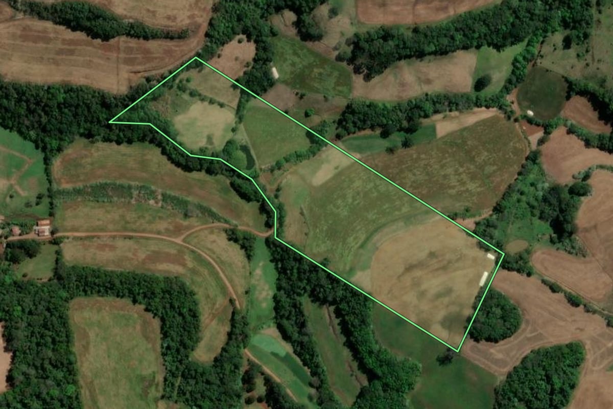 Imagem de satélite do imóvel rural em Novo Horizonte (SC), com o contorno declarado no CAR desenhado por cima.