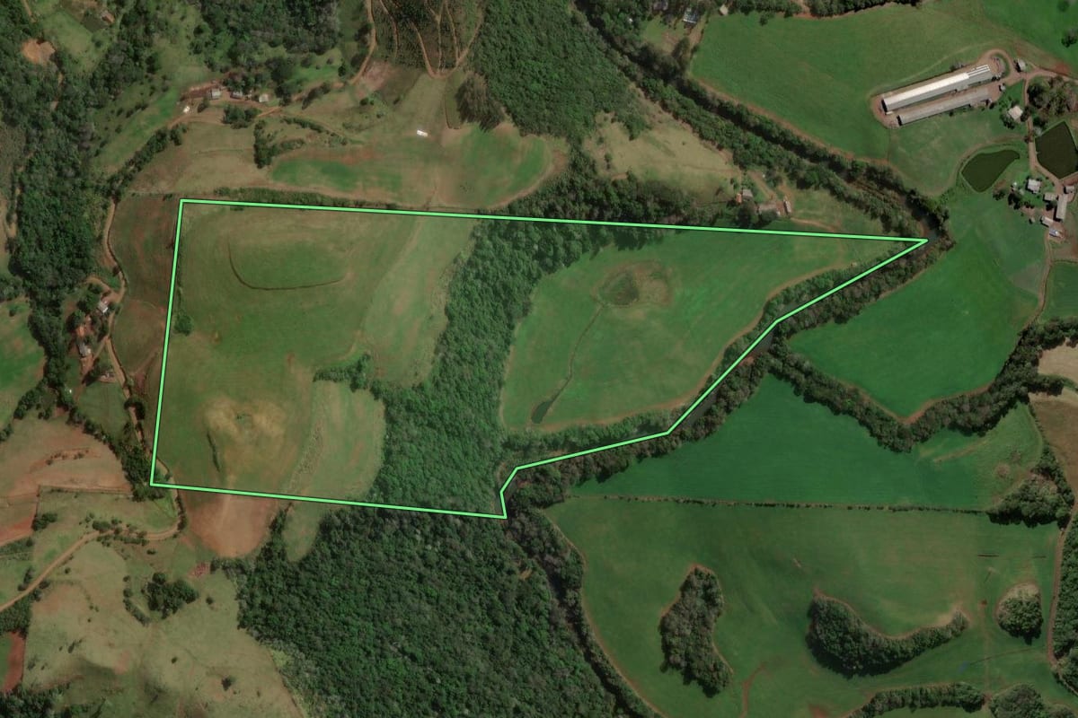Imagem de satélite do imóvel rural em Novo Horizonte (SC), com o contorno declarado no CAR desenhado por cima.