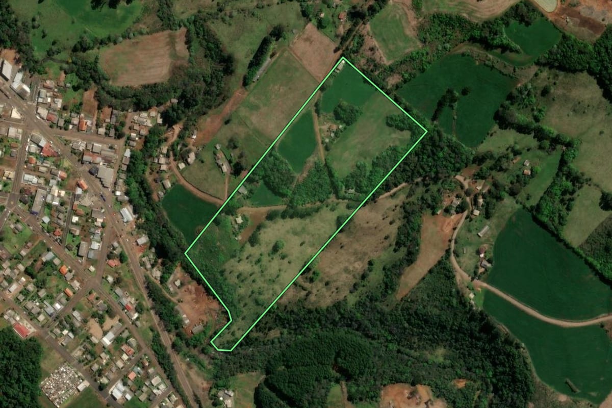 Imagem de satélite do imóvel rural em Novo Horizonte (SC), com o contorno declarado no CAR desenhado por cima.