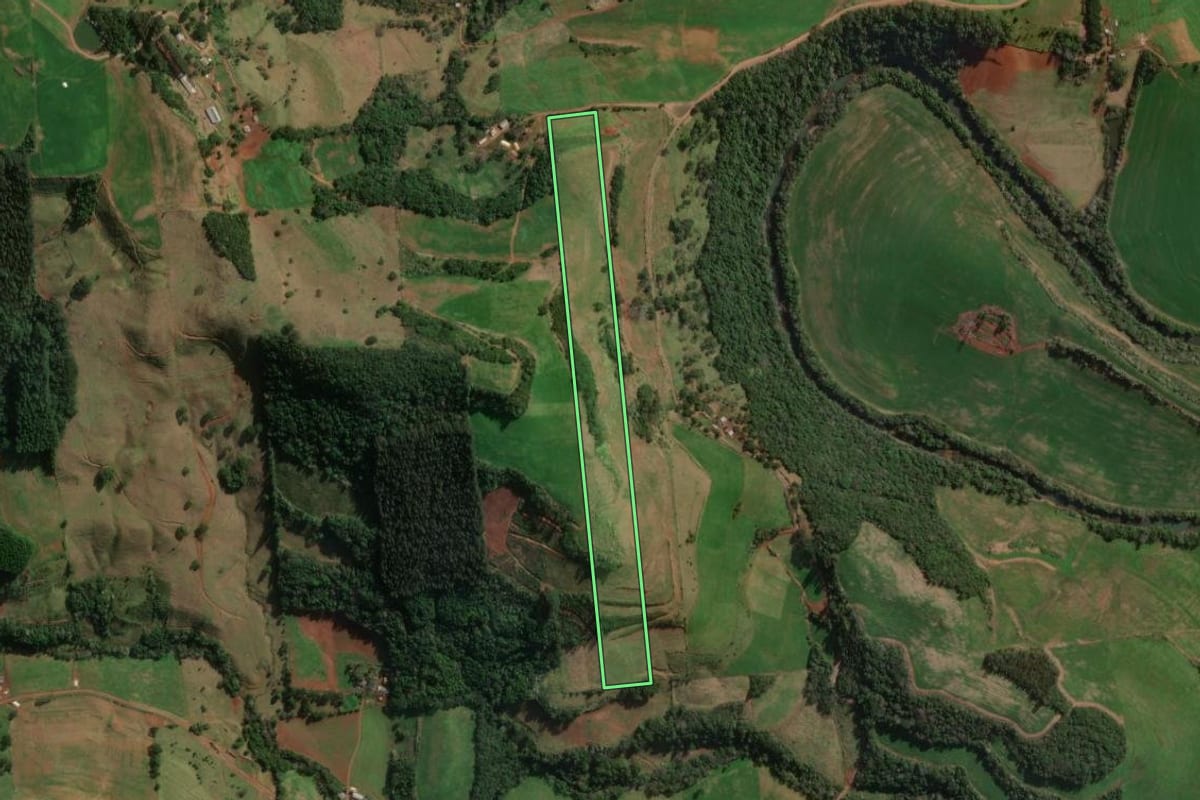 Imagem de satélite do imóvel rural em Novo Horizonte (SC), com o contorno declarado no CAR desenhado por cima.