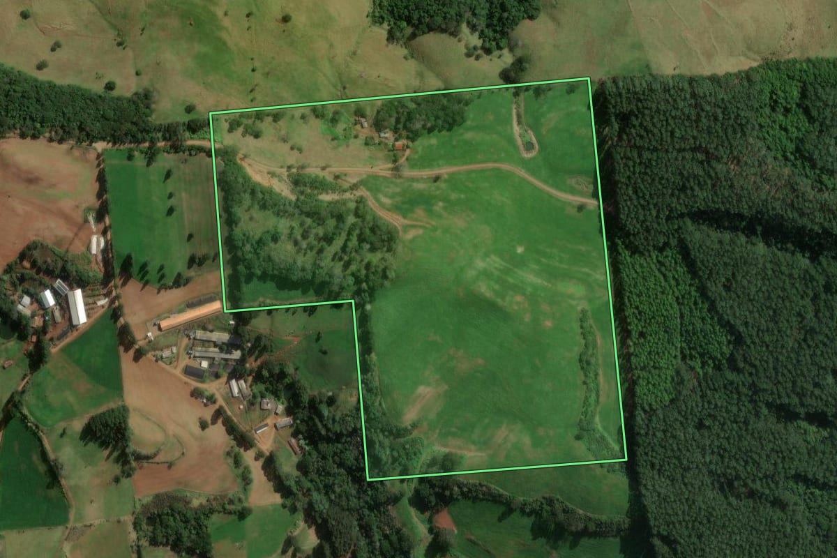 Imagem de satélite do imóvel rural em Novo Horizonte (SC), com o contorno declarado no CAR desenhado por cima.