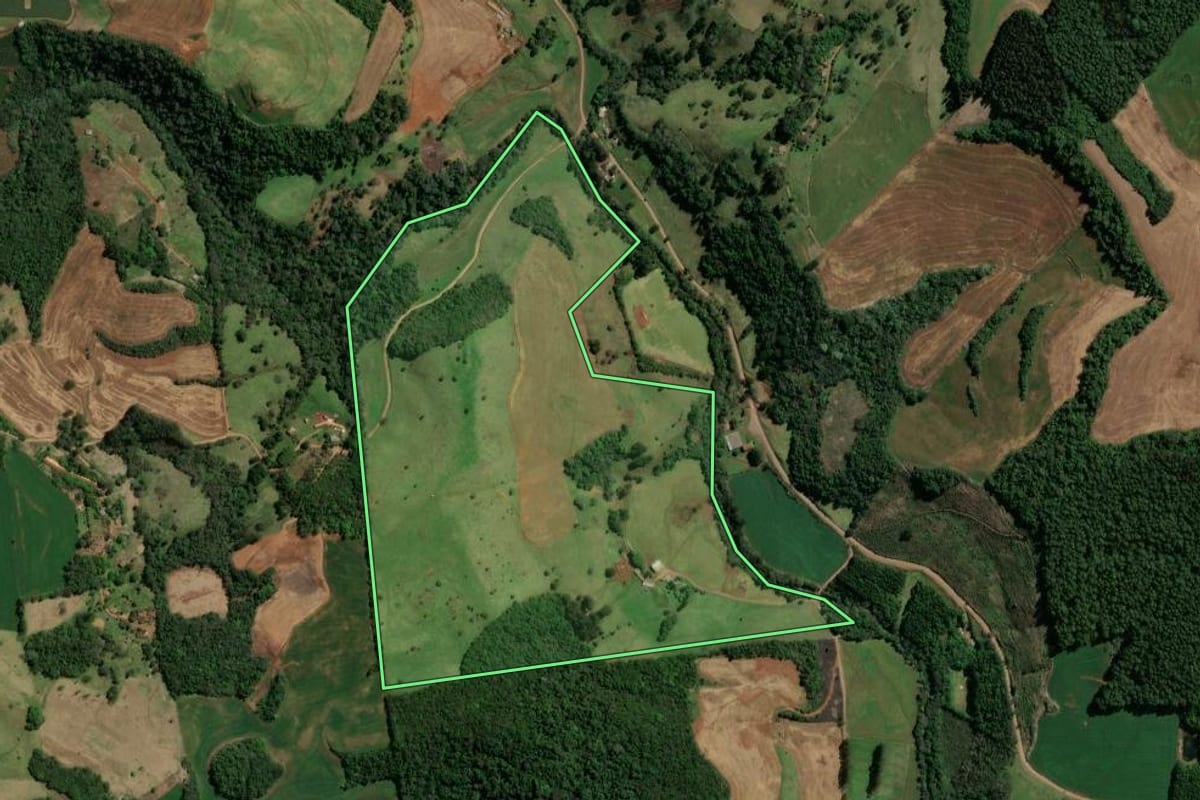 Imagem de satélite do imóvel rural em Novo Horizonte (SC), com o contorno declarado no CAR desenhado por cima.