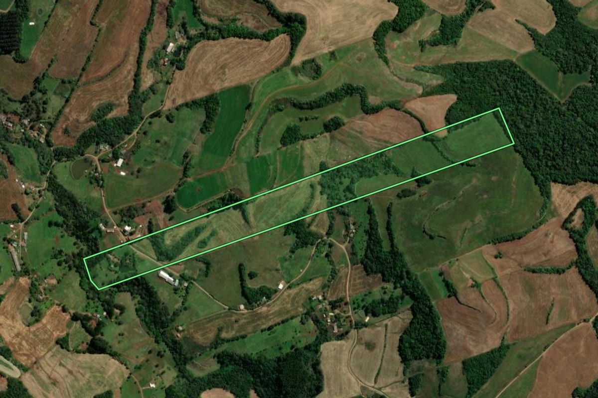 Imagem de satélite do imóvel rural em Novo Horizonte (SC), com o contorno declarado no CAR desenhado por cima.