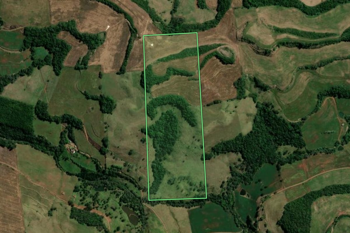 Imagem de satélite do imóvel rural em Novo Horizonte (SC), com o contorno declarado no CAR desenhado por cima.
