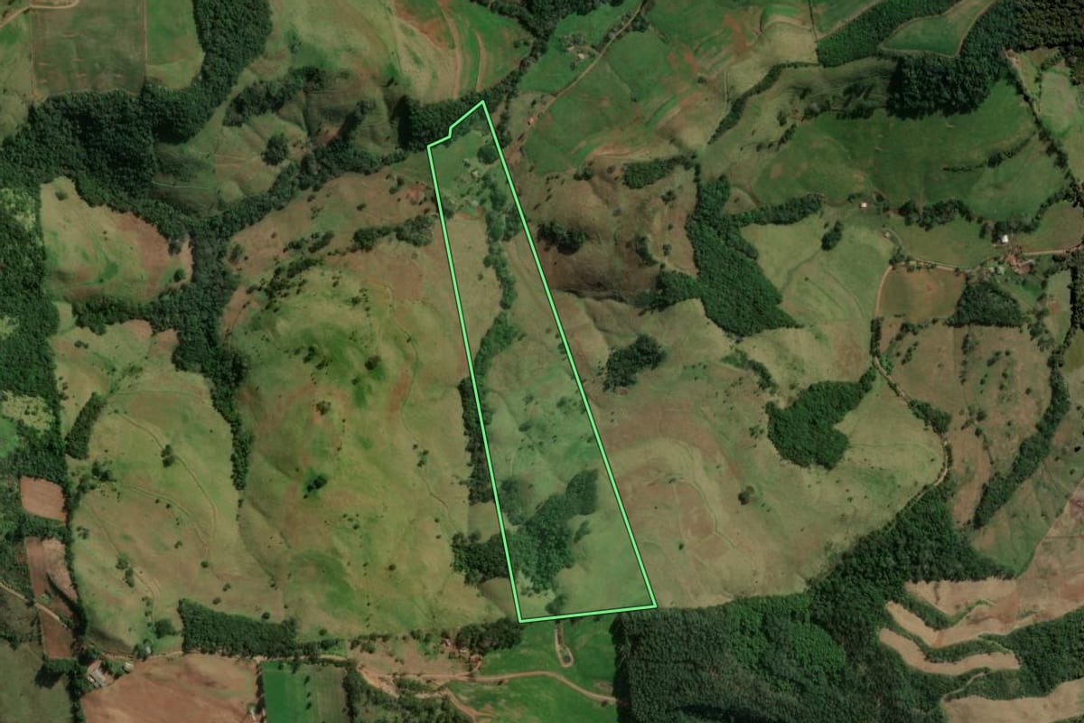 Imagem de satélite do imóvel rural em Novo Horizonte (SC), com o contorno declarado no CAR desenhado por cima.