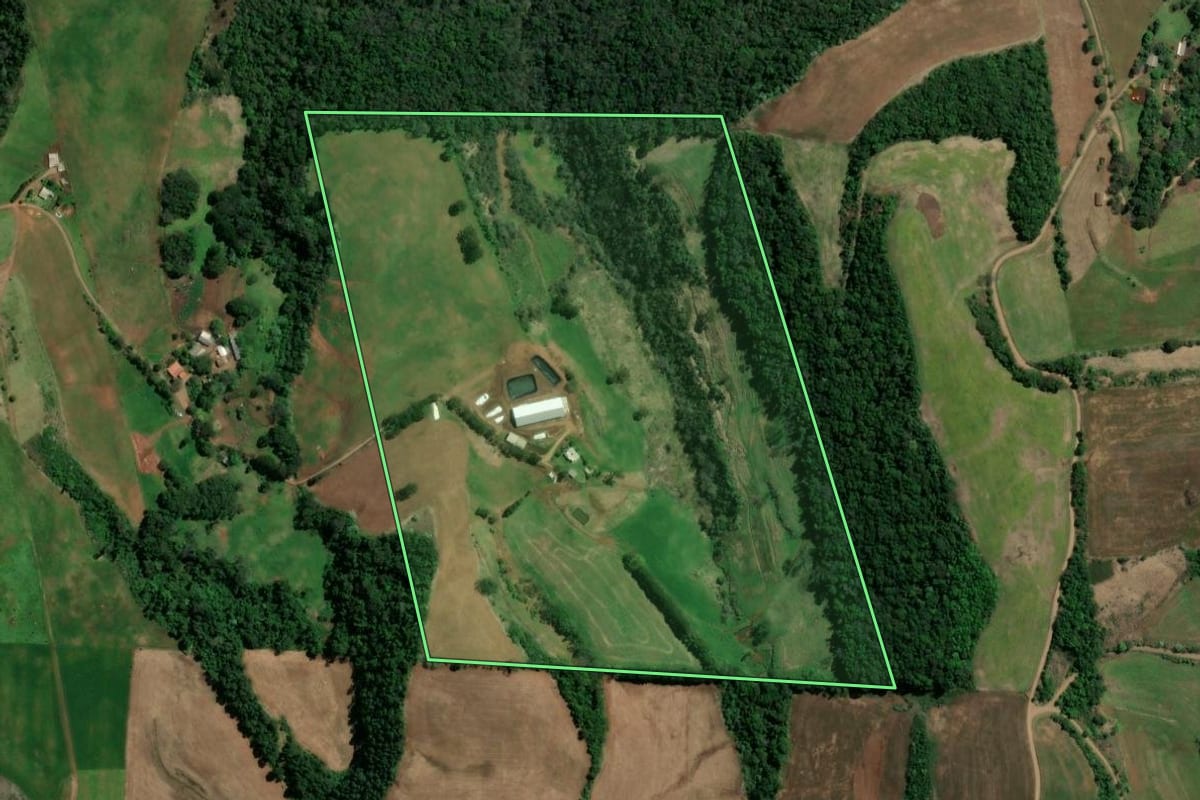 Imagem de satélite do imóvel rural em Novo Horizonte (SC), com o contorno declarado no CAR desenhado por cima.
