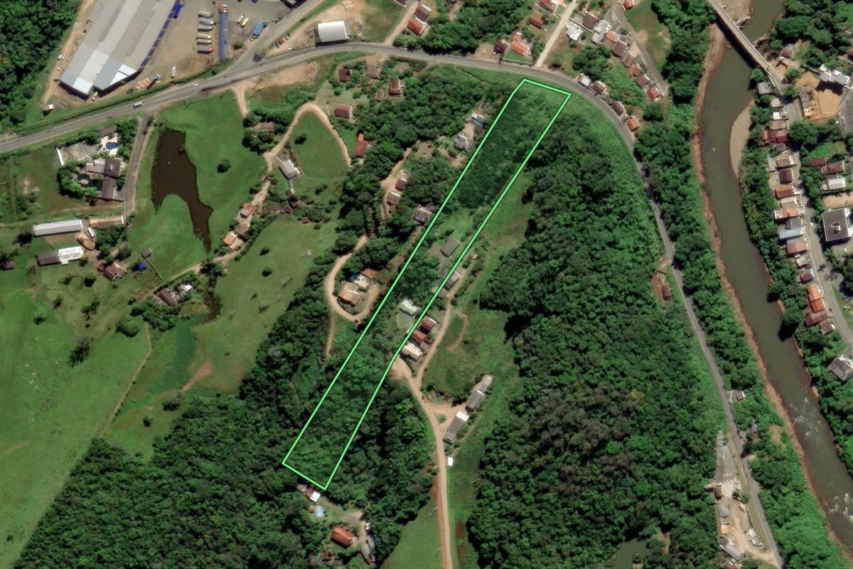 Imagem de satélite do imóvel rural em Orleans (SC), com o contorno declarado no CAR desenhado por cima.
