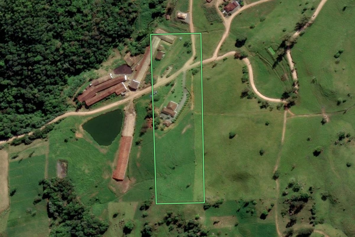 Imagem de satélite do imóvel rural em Orleans (SC), com o contorno declarado no CAR desenhado por cima.