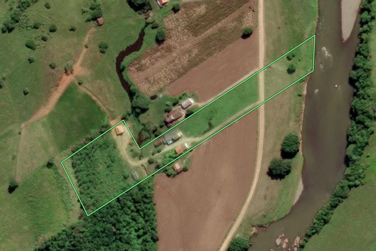 Imagem de satélite do imóvel rural em Orleans (SC), com o contorno declarado no CAR desenhado por cima.