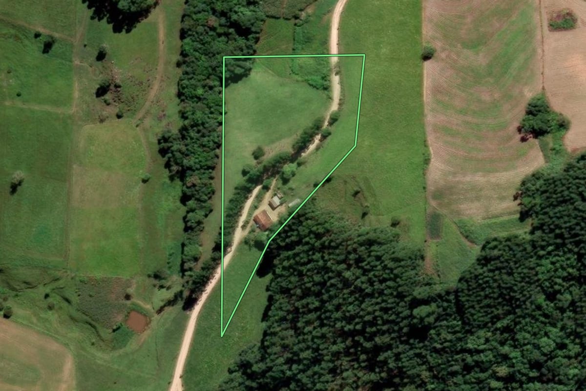 Imagem de satélite do imóvel rural em Orleans (SC), com o contorno declarado no CAR desenhado por cima.